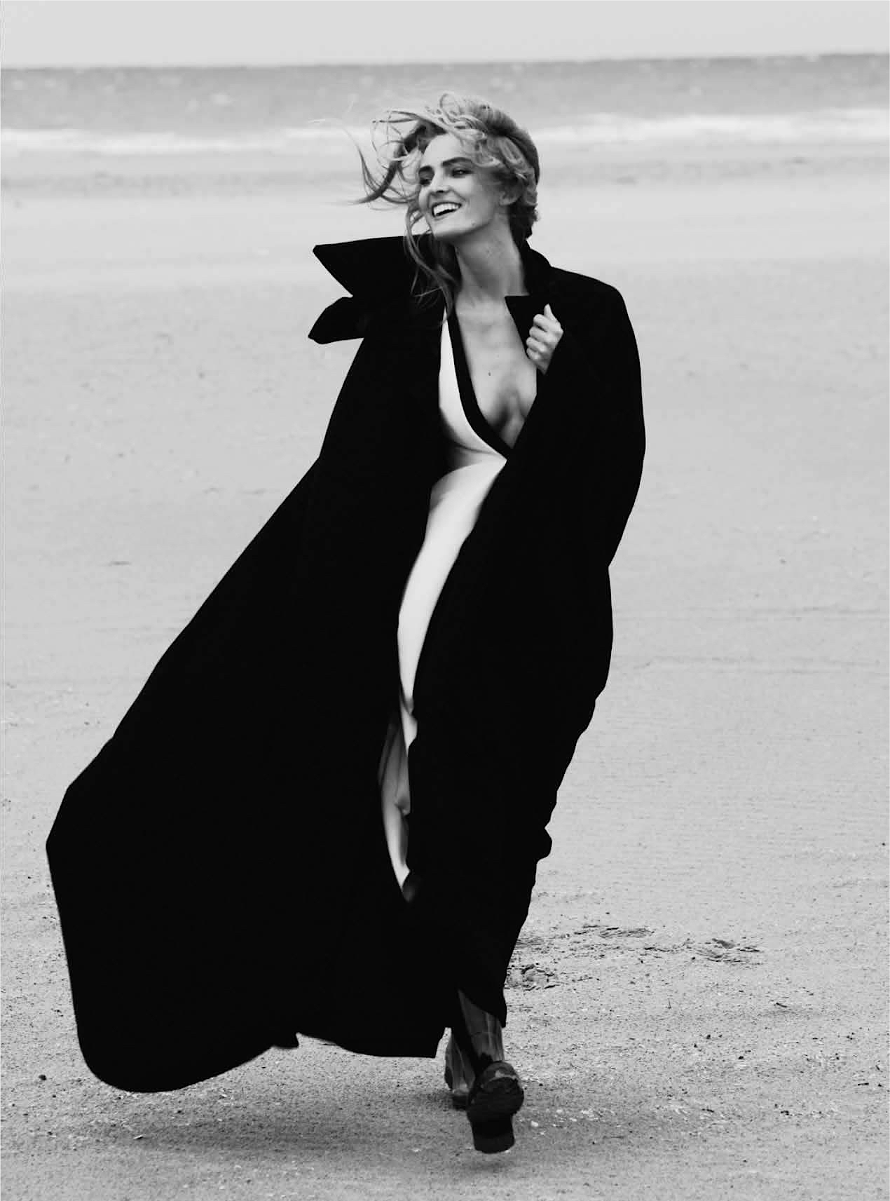 платье из шелка, Valentino; широкий черный плащ, Azzedine Alaia; резиновые сапоги, Aigle