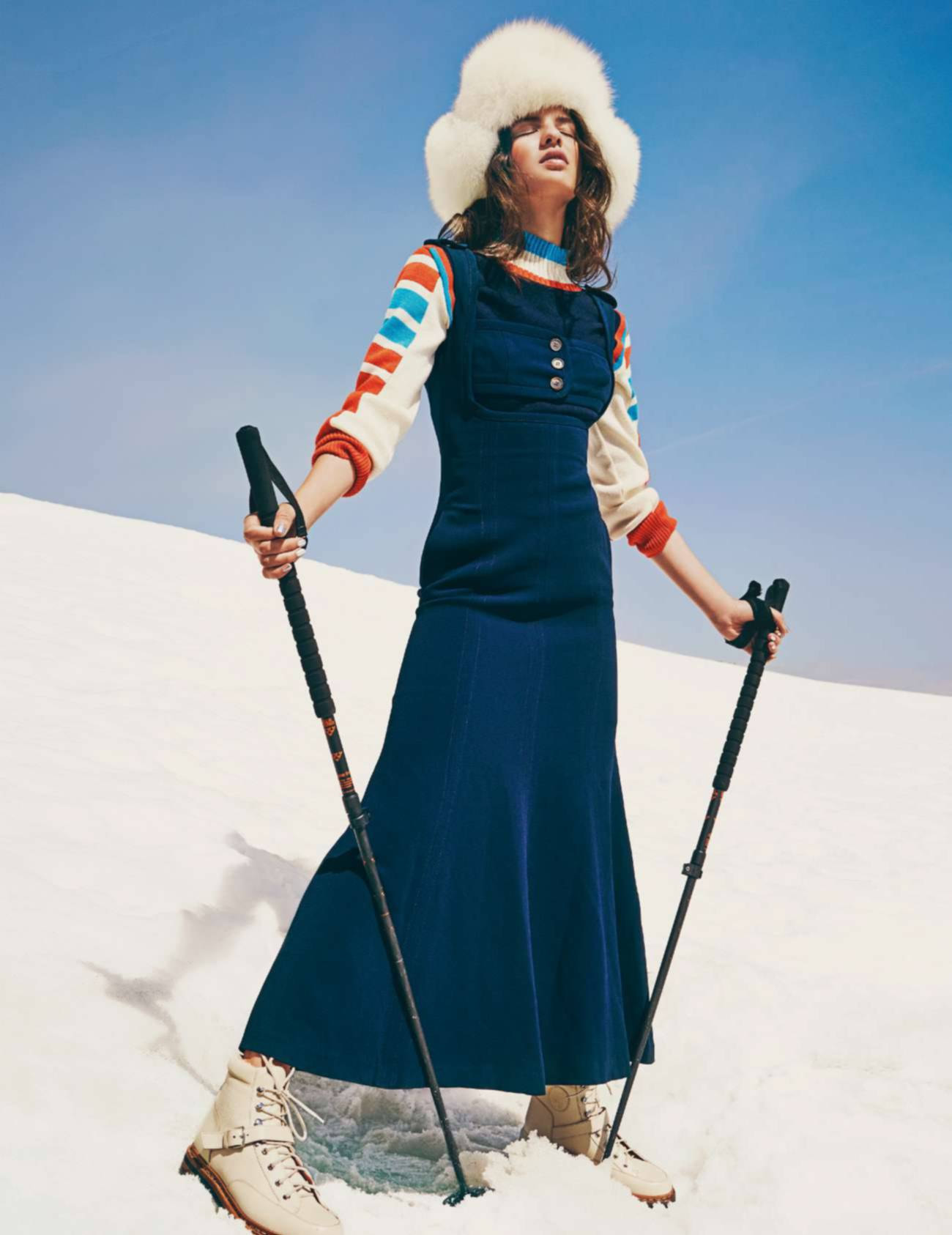 платье, Alessandra Rich; свитер, Valentine Gauthier; шапка-ушанка, Sprung Frères; ботинки, Hermès; лыжные палки, Black Crows