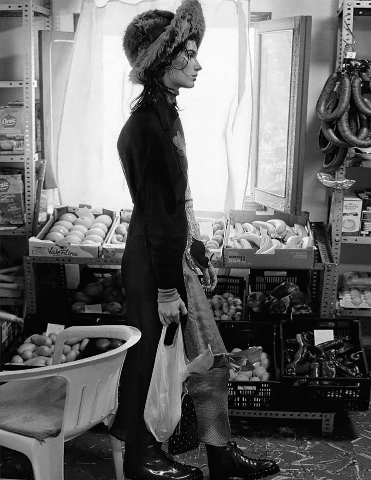 платье из шерсти, Acne Studios; шляпа, Miu Miu; сумка из бархата с декором из цветных кристаллов, Giorgio Armani; ботинки, Valentino Garavani