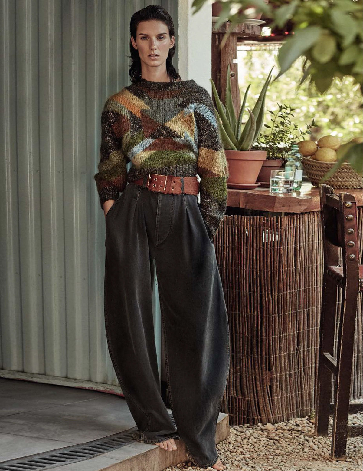 свитер в стиле пэчворк из шерсти и мохера, брюки из хлопка, Isabel Marant; ремень, Prada 